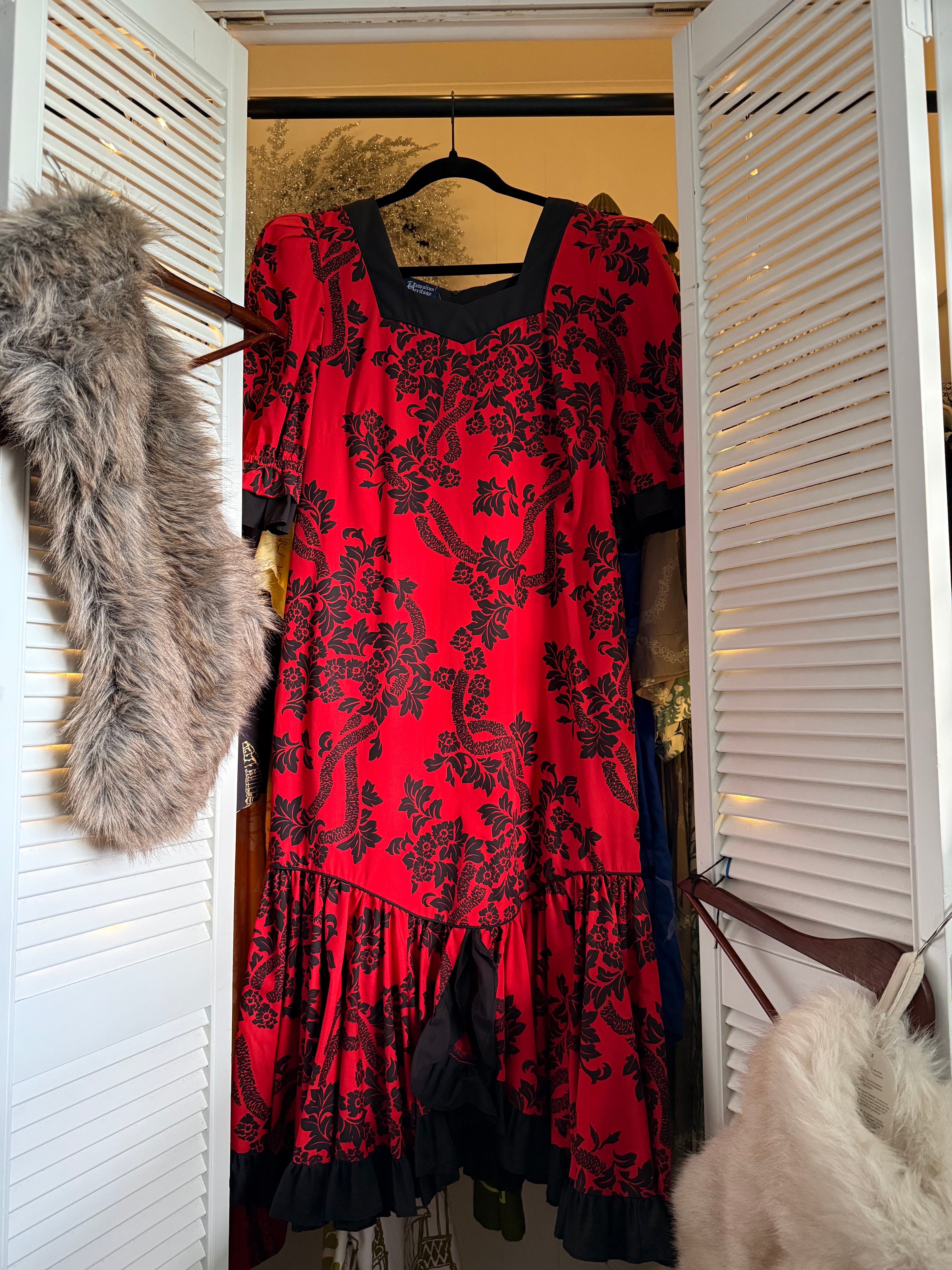 Size 10 The Hawaiian Heritage Red Black Mu'u