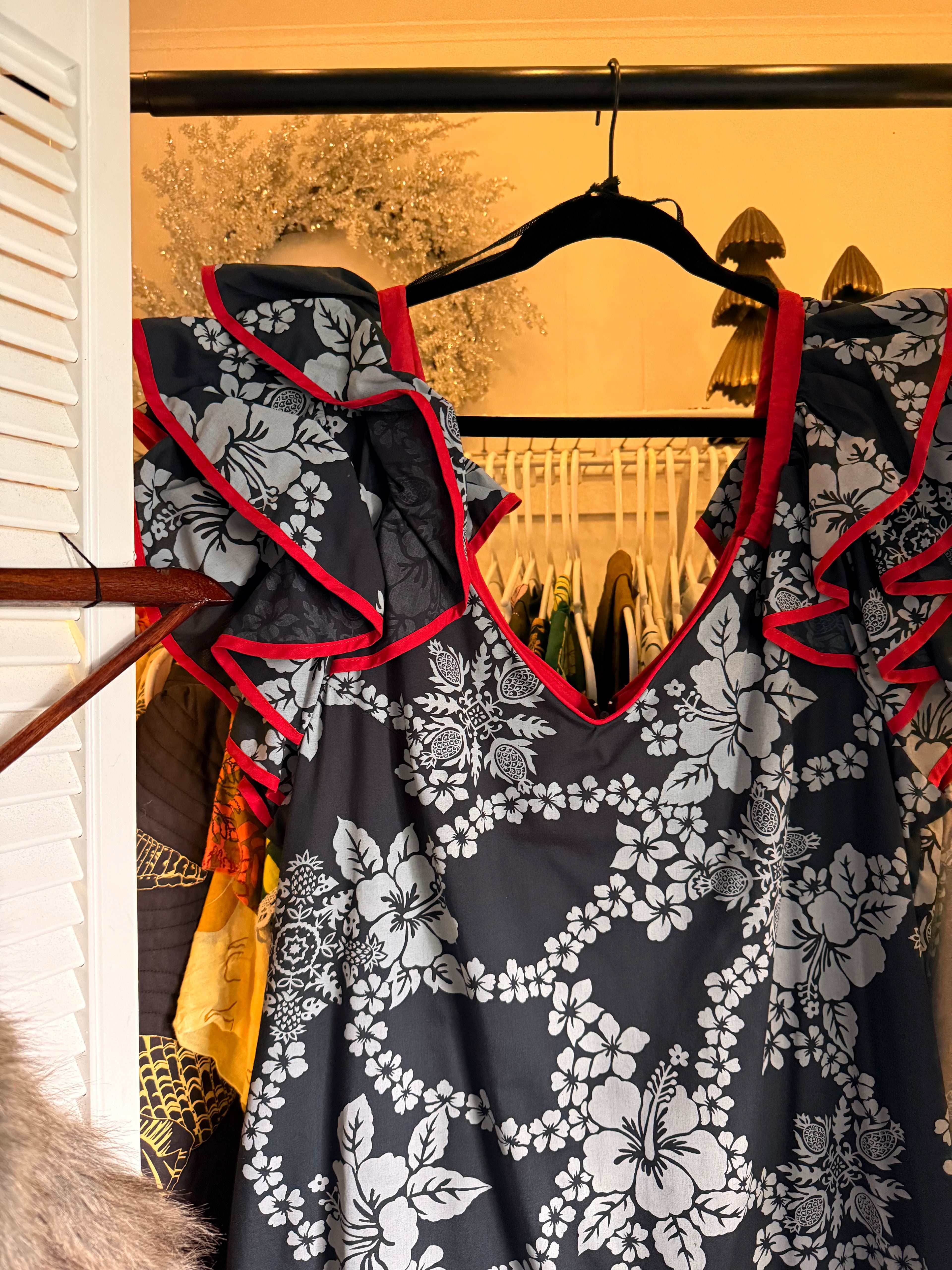 Large RM Red Black Hibiscus Lei Mu'u